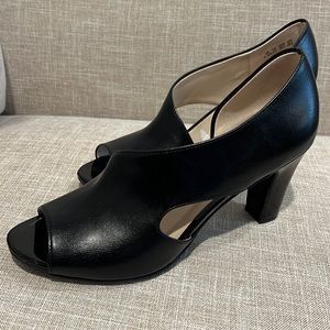 LifeStride black pumps.